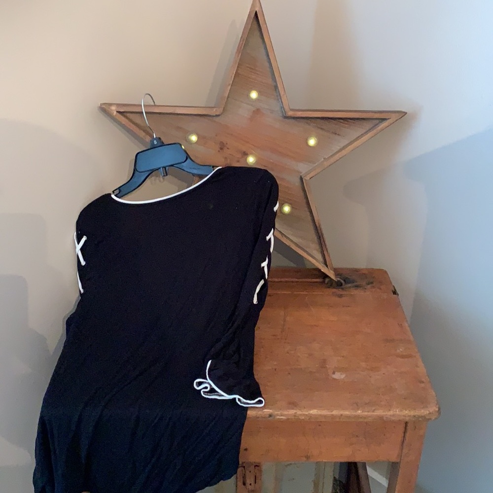 Harlow & Rose- lace up sleeve-Medium - Picture 2 of 2